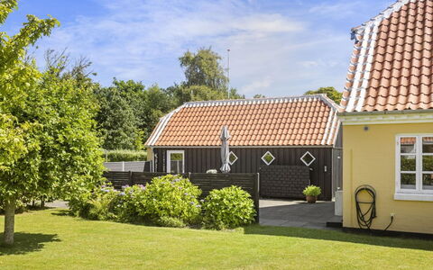 Faik - 1.4Km from the Sea: Domicile, Toit, Maison, Porte, Chalet, Ombre, Jardin, Couverture De Sol, Porche, Cour
