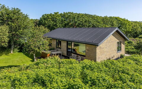 Segut - 300M from the Sea: Toit, Maison, Domicile, Chalet, Porte, Siding, Plate-Forme, Porche, Planche, Dur