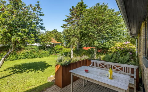 Segut - 300M from the Sea: Toit, Maison, Domicile, Chalet, Porte, Siding, Plate-Forme, Porche, Planche, Dur