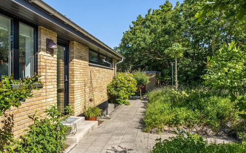 Segut - 300M from the Sea: Toit, Maison, Domicile, Chalet, Porte, Siding, Plate-Forme, Porche, Planche, Dur