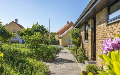 Segut - 300M from the Sea: Toit, Maison, Domicile, Chalet, Porte, Siding, Plate-Forme, Porche, Planche, Dur