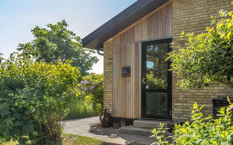 Segut - 300M from the Sea: Toit, Maison, Domicile, Chalet, Porte, Siding, Plate-Forme, Porche, Planche, Dur