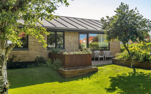 Segut - 300M from the Sea: Toit, Maison, Domicile, Chalet, Porte, Siding, Plate-Forme, Porche, Planche, Dur