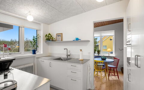 Segut - 300M from the Sea: Cuisine, Plafond, Bois, Design Intérieur, Sol, Comptoir, Principaux Appliance, Appareil De Cuisine, Sol, Domicile