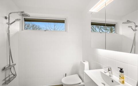 Segut - 300M from the Sea: Sol, Design Intérieur, Luminaire Plomberie, Mur, Sol, Salle De Bains, Bois, Plafond, Robinet, Évier