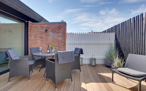 Henritte - 200M from the Sea: Meubles, Bois, Mobilier De Jardin, Parquet, Chaise, Sol, Table, Sol, Plate-Forme, Tableau De Plein Air