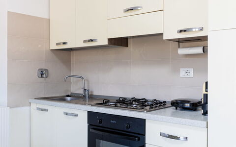 Alessandro: Cuisine, Appareil De Cuisine, Principaux Appliance, Comptoir, Cabinetry, Bois, Cuisinière, Le Fourneau, Électroménager, Design Intérieur