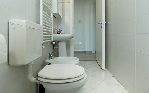 Alessandro: Siège De Toilette, Salle De Bains, Toilette, Luminaire Plomberie, Évier, Sol, Design Intérieur, Lavabo, Sol, Plomberie