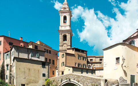 Alessandro: Ciel, Bâtiment, Fenêtre, Ville, Mur, Ville, Clocher, Architecture, Façade, Quartier