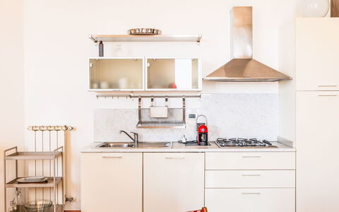 Villa Cristina: Meubles, Cuisine, Appareil De Cuisine, Design Intérieur, Sol, Bois, Principaux Appliance, Cabinetry, Comptoir, Sol