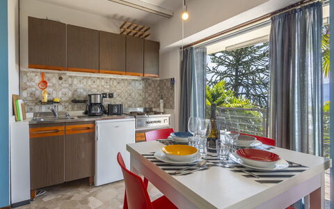Max: Meubles, Principaux Appliance, Cuisine, Appartement, Chaise, Appareil De Cuisine, Recours, Tache De Bois, Table Cuisine Et Salle A Manger, Comptoir