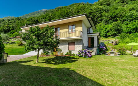 Family Home: Montagnes Relief, Montagne, Colline, Montagnes, Station De Montagne, Zone Rurale, Chaîne De Montagnes, Vallée, Jardin, Pelouse
