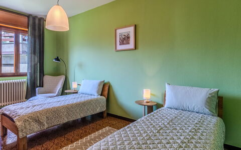 Family Home: Lit, Chambre, Sol, Sol, Drap De Lit, Mur, Literie, Design Intérieur, Bois, Meubles