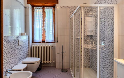 Family Home: Sol, Sol, Luminaire Plomberie, Design Intérieur, Salle De Bains, Plomberie, Robinet, Tuile, Pièce, Évier