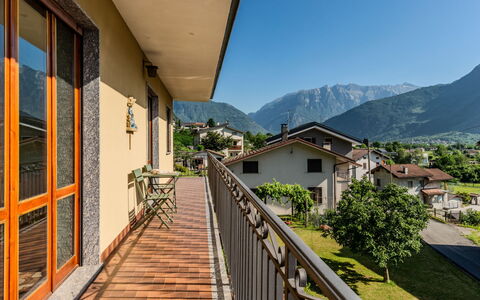 Family Home: Montagne, Colline, Balcon, Domicile, Chaîne De Montagnes, Station De Montagne, Porche, Vallée, Crête, Eco Hôtel