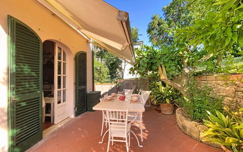Lucia e Francesco: Domicile, Porte, Meubles, Balcon, Chaise, Plante D'Appartement, Ombre, Mobilier De Jardin, Porche, Hacienda