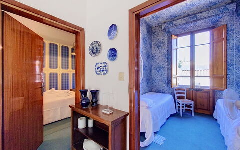 Lucia e Francesco: Bois, Chambre, Sol, Cadre De Lit, Drap De Lit, Literie, Lit, Tache De Bois, Dur, Linge