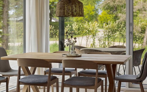 Ingalil - 825M from the Sea: Meubles, Bois, Sol, Salle À Manger, Design Intérieur, Table Cuisine Et Salle A Manger, Table, Sol, Chaise, Parquet