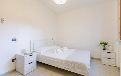 Corte Marina Apartment: Lit, Chambre, Meubles, Sol, Design Intérieur, Sol, Drap De Lit, Literie, Pièce, Plafond