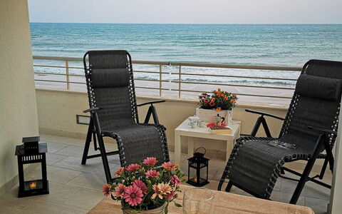 Appartamento Tramonto sul Mare: Meubles, Chaise, Bois, Design Intérieur, Table, Mer, Sol, Éclairage, Pièce, Océan