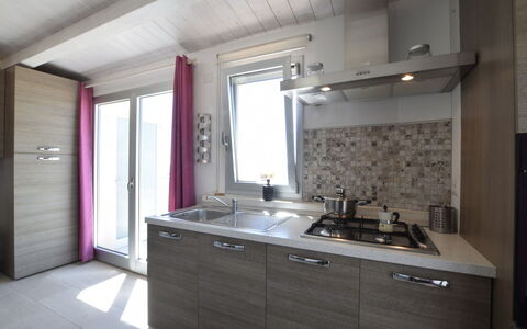 Appartamento Tramonto sul Mare: Cuisine, Luminaire Plomberie, Evier, Évier, Comptoir, Principaux Appliance, Robinet, Design Intérieur, Appareil De Cuisine, Plomberie