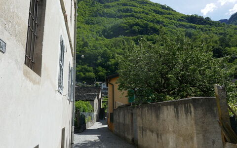 Palazzo Landfogti Studio: Mur, Ruelle, Pente, Chaîne De Montagnes, Village, Village De Montagne, Allée, Passerelle, Pavé, Dalle