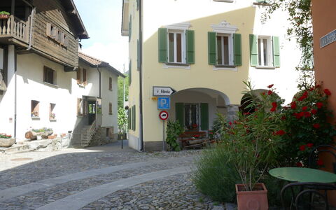 Palazzo Landfogti Studio: Mur, Maison, Quartier, Ville, Zone Résidentielle, Domicile, Pot De Fleur, Porte, Établissements Humains, Rue