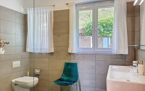 Apt.woka: Salle De Bains, Sol, Luminaire Plomberie, Design Intérieur, Mur, Sol, Robinet, Évier, Plomberie, Éclairage