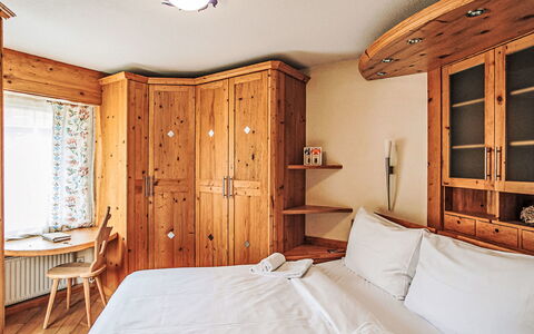 Casa Allgäu: Bois, Design Intérieur, Chambre, Plafond, Sol, Sol, Meubles, Lit, Domicile, Pièce