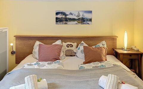 Petra: Lit, Meubles, Chambre, Design Intérieur, Literie, Drap De Lit, Linge, Bois, Sol, Pièce