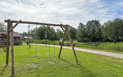 Petra: Herbe, Espace Public, Équipement Extérieur Play, Plaine, Parc, Des Loisirs, Balançoire, Ombre, Pelouse, Jardin