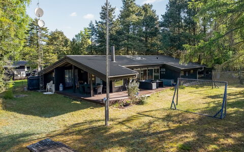 Torkel - 1Km from the Sea: Arbre, Maison, Domicile, Toit, Lot Terre, Chalet, Ombre, Batiments Jardin, Biens, Siding