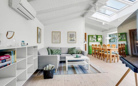 Torkel - 1Km from the Sea: Design Intérieur, Meubles, Sol, Canapé, Sol, Plafond, Bois, Salon, Pièce, Parquet