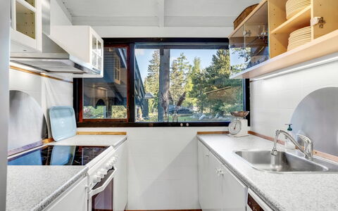 Torkel - 1Km from the Sea: Bois, Cuisine, Domicile, Comptoir, Plafond, Appartement, Évier, Tache De Bois, Dur, Principaux Appliance