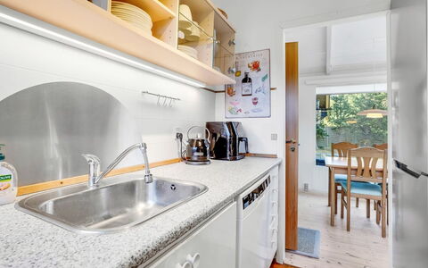 Torkel - 1Km from the Sea: Cuisine, Comptoir, Appareil De Cuisine, Principaux Appliance, Design Intérieur, Sol, Bois, Meubles, Cabinetry, Électroménager