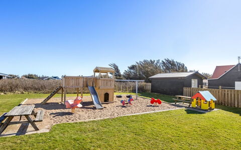 Eilika - 100M from the Sea: Lot Terre, Ombre, Pelouse, Cour, Aménagement Paysager, Gazon Artificiel, Toboggan, Parc, Arrière-Cour, Équipement Extérieur Play