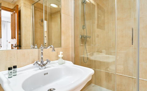 Almuñécar 122: Salle De Bains, Luminaire Plomberie, Lavabo, Sol, Évier, Design Intérieur, Sol, Robinet, Miroir, Baignoire