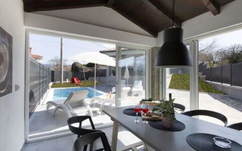 Šimuni: Appartement, Balcon, Condominium, Clôture, Mobilier De Jardin