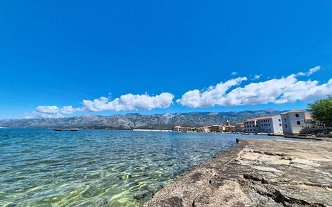 Castel Venier: Bleu, L'Eau, Plan D'Eau, Horizon, Cotiers Et Relief Océaniques, Été, Côte, Mer, Chaîne De Montagnes, Lac
