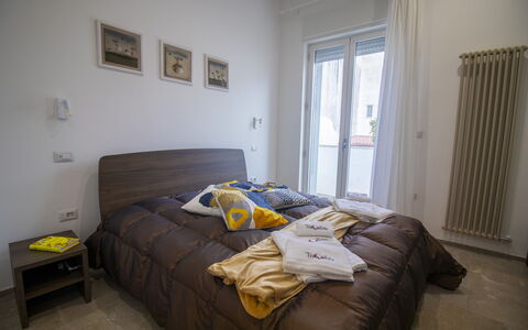 Elementi Luxury Otranto: Lit, Chambre, Meubles, Design Intérieur, Drap De Lit, Literie, Sol, Sol, Bois, Pièce