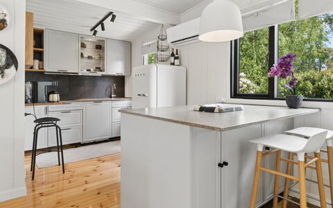 Alika - 700M from the Sea: Cuisine, Meubles, Comptoir, Design Intérieur, Appareil De Cuisine, Sol, Cabinetry, Bois, Luminaire, Plafond