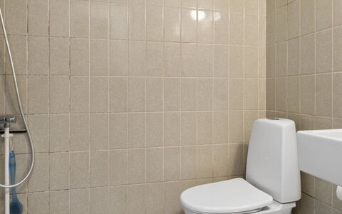 Dalia - 850M from the Sea: Siège De Toilette, Toilette, Sol, Mur, Salle De Bains, Sol, Luminaire Plomberie, Design Intérieur, Tuile, Plomberie