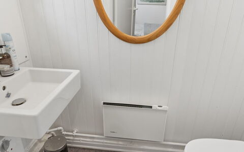 Dalia - 850M from the Sea: Lavabo, Luminaire Plomberie, Salle De Bains, Design Intérieur, Sol, Évier, Plomberie, Sol, Robinet, Pièce