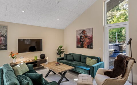 Mavis - 1.6Km from the Sea: Meubles, Design Intérieur, Canapé, Sol, Sol, Mur, Salon, Bois, Plafond, Pièce