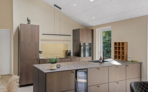 Mavis - 1.6Km from the Sea: Meubles, Cuisine, Bois, Design Intérieur, Comptoir, Sol, Cabinetry, Appareil De Cuisine, Électroménager, Luminaire