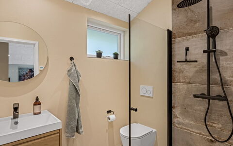 Mavis - 1.6Km from the Sea: Salle De Bains, Sol, Luminaire Plomberie, Sol, Design Intérieur, Armoire De Toilette, Toilette, Évier, Lavabo, Miroir