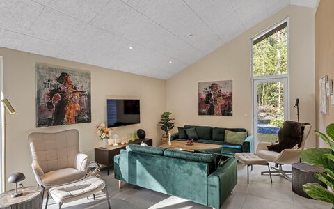 Mavis - 1.6Km from the Sea: Meubles, Design Intérieur, Canapé, Sol, Bois, Plafond, Salon, Sol, Éclairage, Pièce
