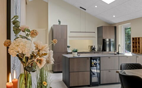 Mavis - 1.6Km from the Sea: Meubles, Design Intérieur, Comptoir, Cabinetry, Cuisine, Sol, Appareil De Cuisine, Bois, Luminaire, Plafond