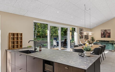 Mavis - 1.6Km from the Sea: Sol, Bois, Plafond, Sol, Design Intérieur, Meubles, Cuisine, Comptoir, Luminaire, Chaise