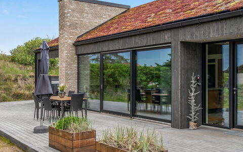 Uschi - 1Km from the Sea: Bois, Architecture, Domicile, Toit, Composite, Chalet, Siding, Jardin, Ombre, Aménagement Paysager